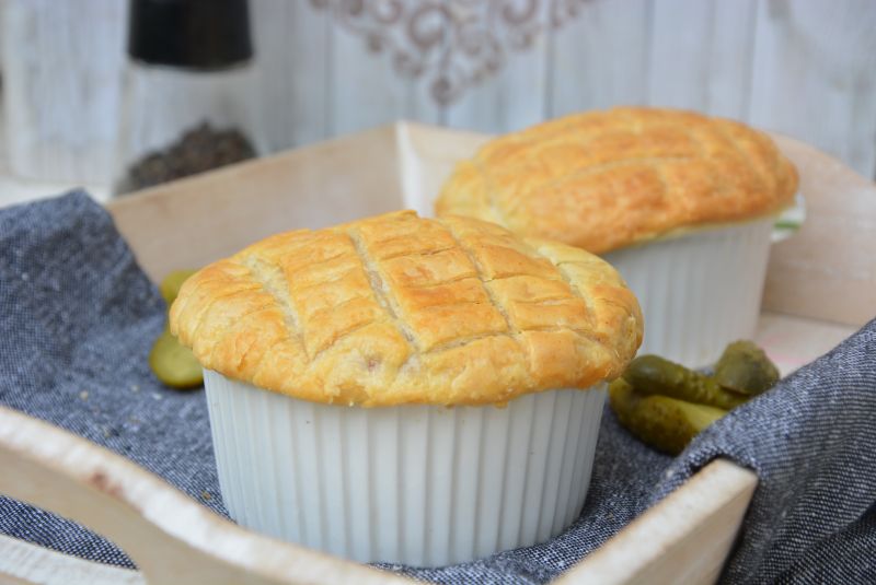 Gulasz wołowy z grzybami pod ciastem francuskim 