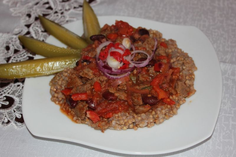 Gulasz wołowy z kaszą  Gulasz wołowy z kaszą