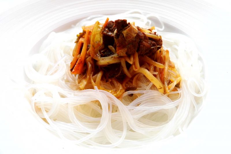 Gulasz wołowy z makaronem ryżowym