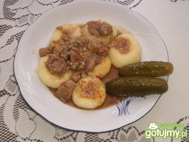 Gulasz wołowy z pieczarkami i kluskami  Gulasz wołowy z pieczarkami i kluskami