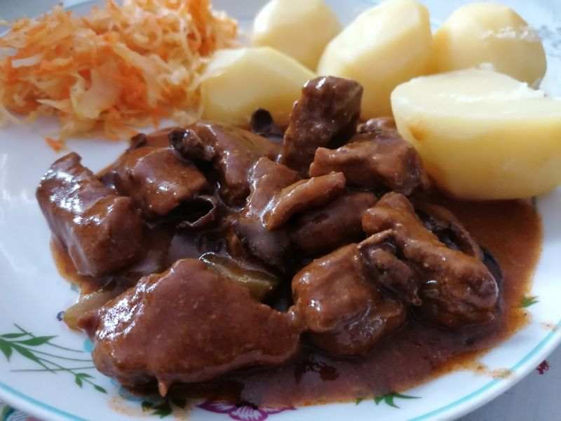 Gulasz wołowy z suszonymi grzybami