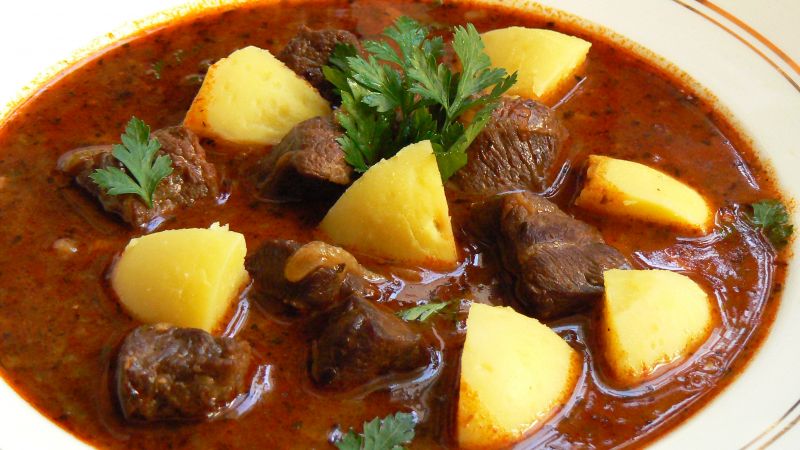 Gulasz wołowy z ziemniakami