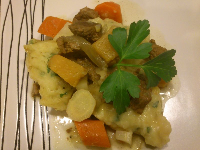 Gulasz z brukwią i kładzionymi kluskami