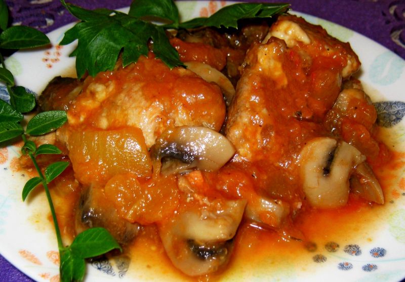 Gulasz z cukinią i pieczarkami