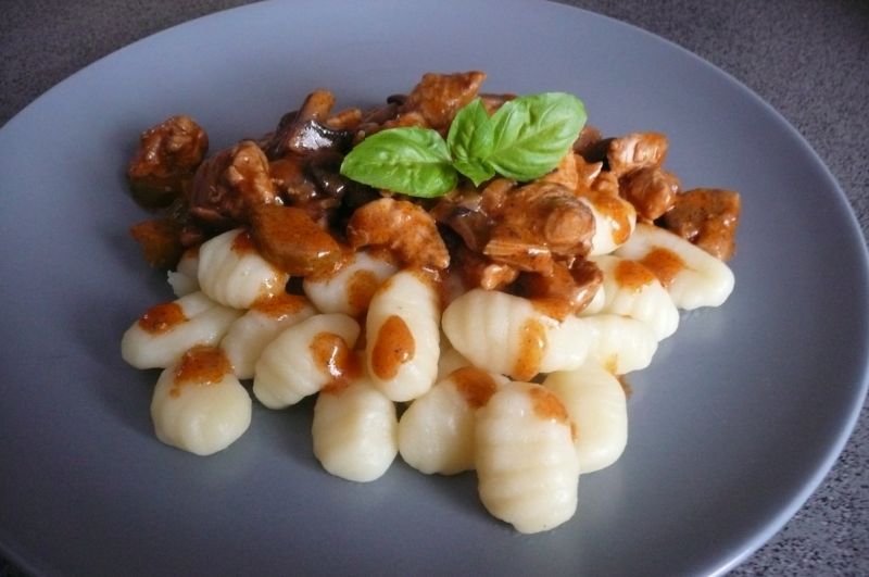 Gulasz z drobiu z kluseczkami Gulasz z drobiu z kluseczkami