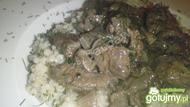 Gulasz z dziczyzny z czerwoną cebulą