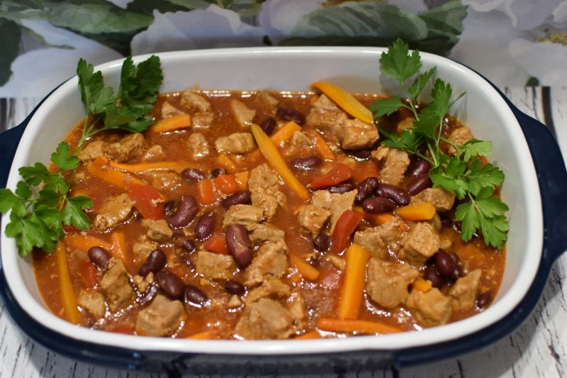 Gulasz z fasolką czerwoną i papryką