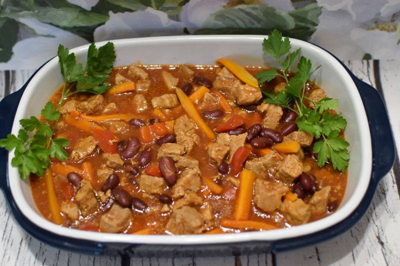 Gulasz z fasolką czerwoną i papryką
