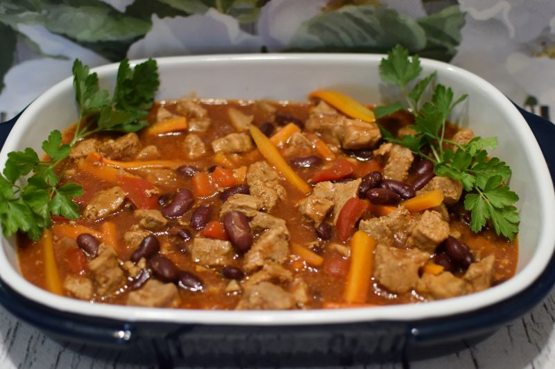 Gulasz z fasolką czerwoną i papryką