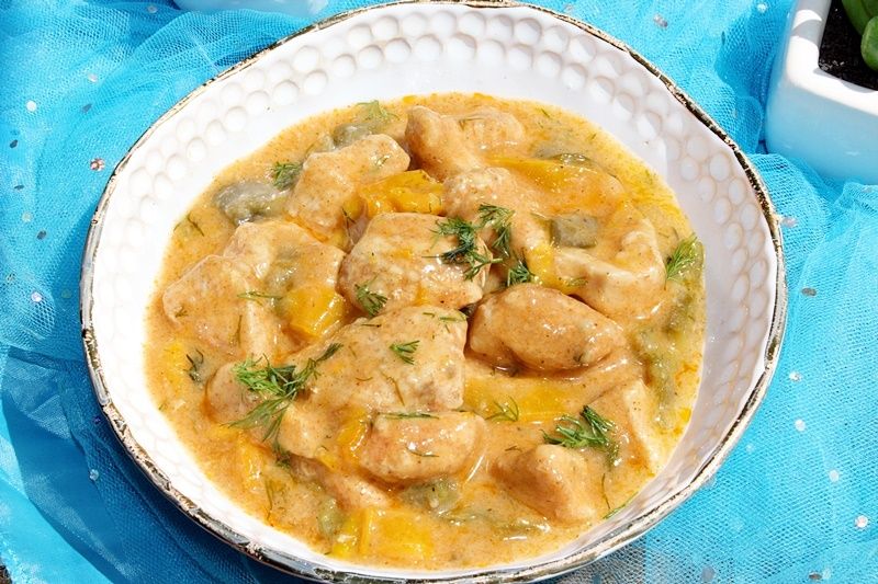 Gulasz z fileta indyka z papryką w kremowym sosie Gulasz z fileta indyka z papryką w kremowym sosie