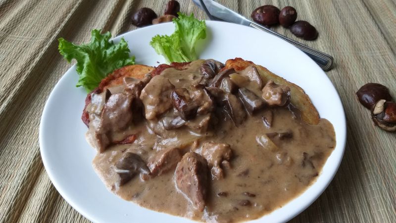 Gulasz z grzybami leśnymi