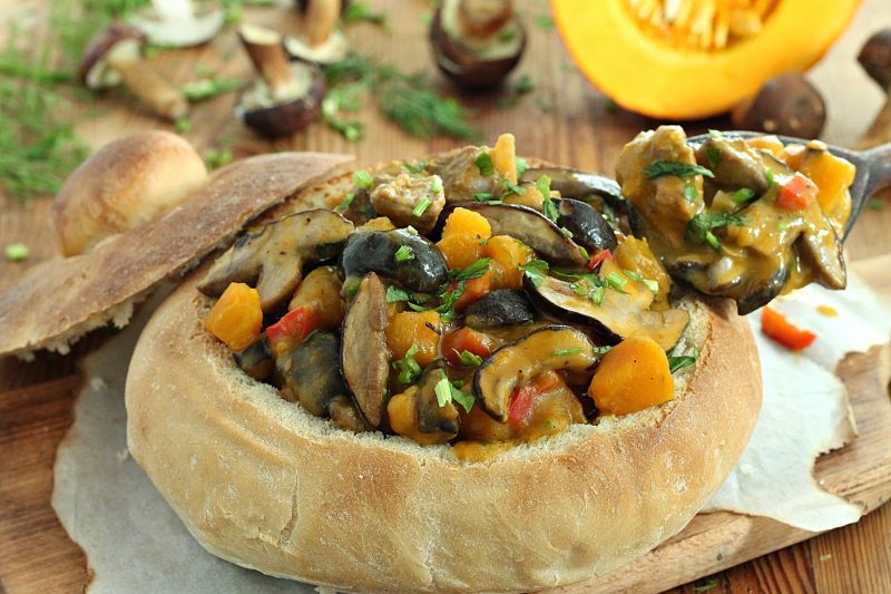 Gulasz z grzybami w chlebie Gulasz z grzybami w chlebie