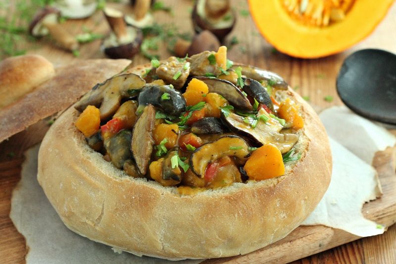 Gulasz z grzybami w chlebie Gulasz z grzybami w chlebie