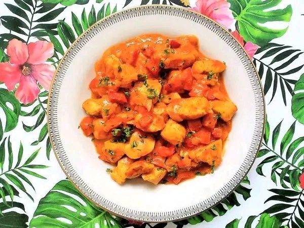 Gulasz z indyka w sosie pomidorowym 