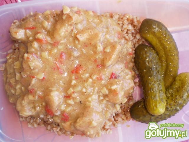 Gulasz z Indyka z kaszą i ogórkiem kiszo