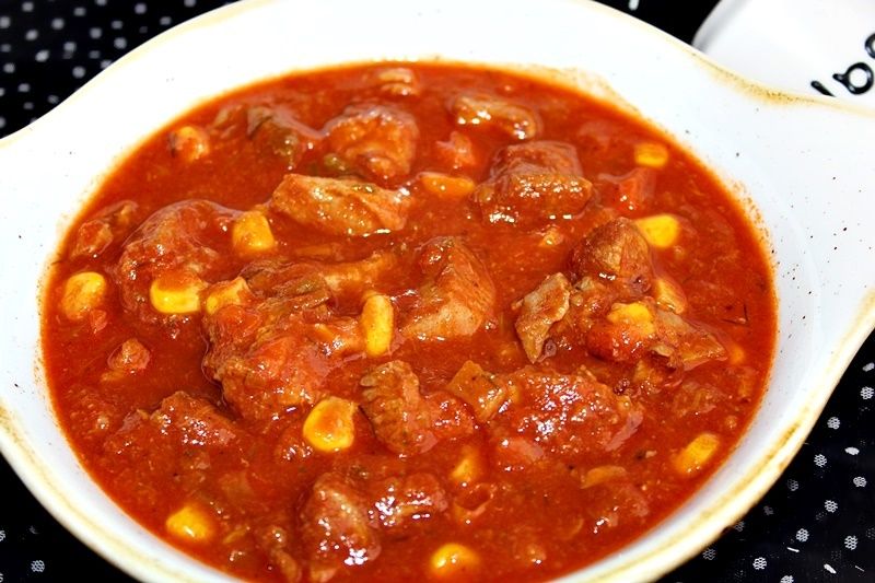 Gulasz z indyka z kukurydzą i sosem pomidorowym