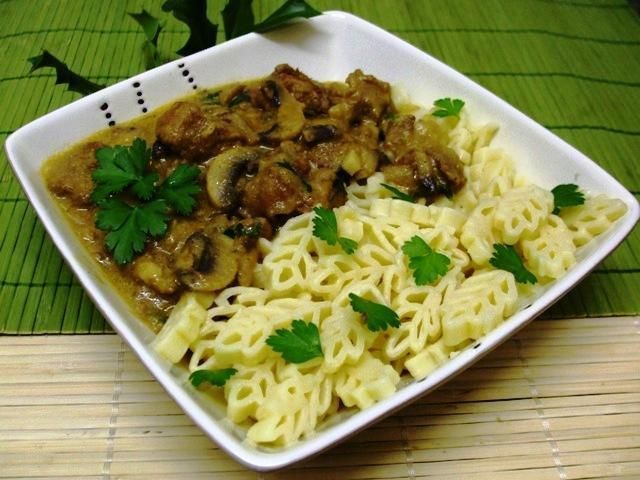 Gulasz z indyka z pieczarkami