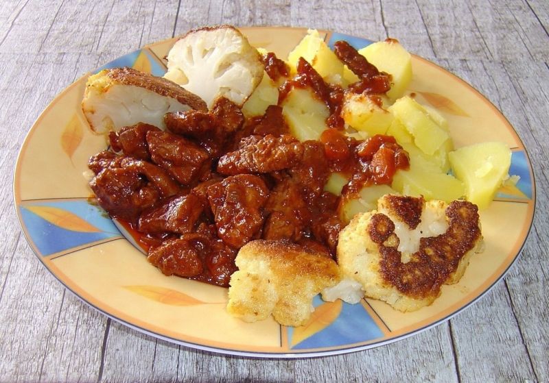 Gulasz z indyka z sosem z czerwonego wina