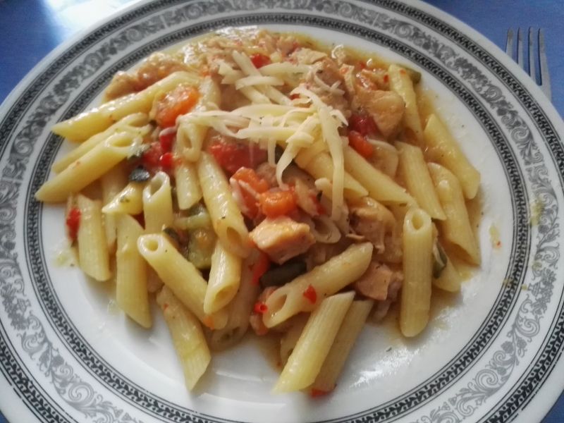 Gulasz z indyka z warzywami i makaronem