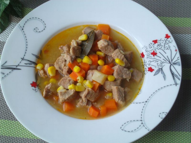 Gulasz z indykiem i kukurydzą