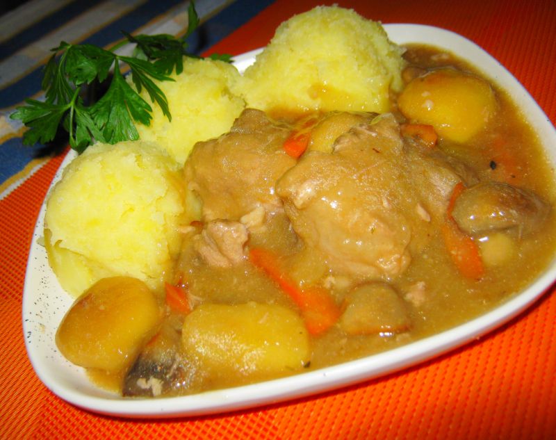 Gulasz z jabłkiem i grzybami Gulasz z jabłkiem i grzybami