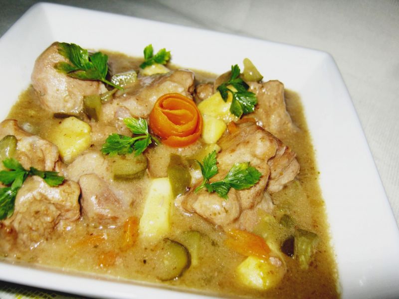 Gulasz z jabłkiem i ogórkiem