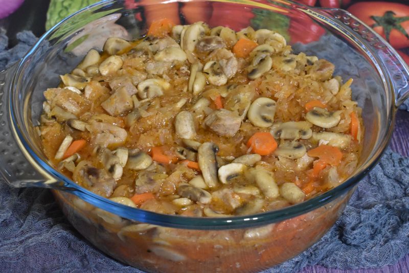 Gulasz z kapustą kiszoną i pieczarkami Gulasz z kapustą kiszoną i pieczarkami