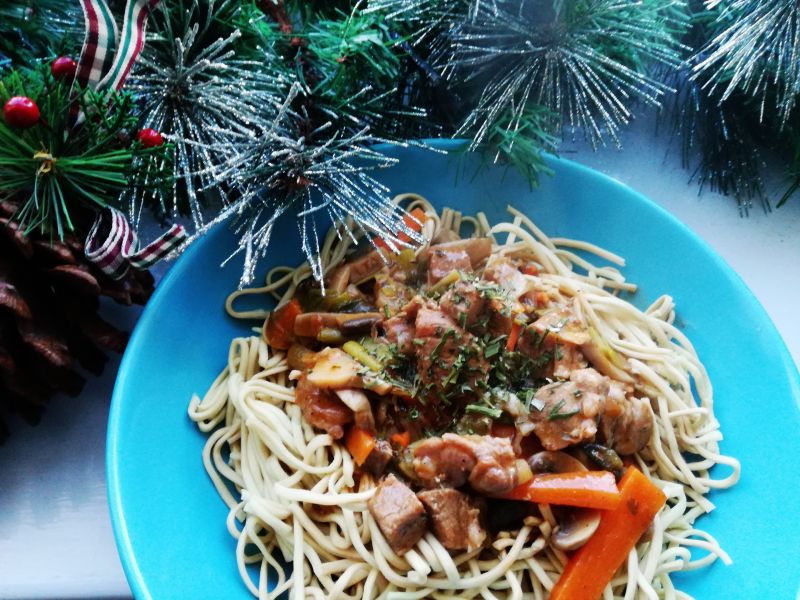 Gulasz z karkówki i pieczarkami. Gulasz z karkówki i pieczarkami.