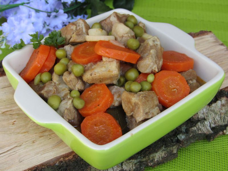 Gulasz z karkówki z groszkiem i marchewką Gulasz z karkówki z groszkiem i marchewką