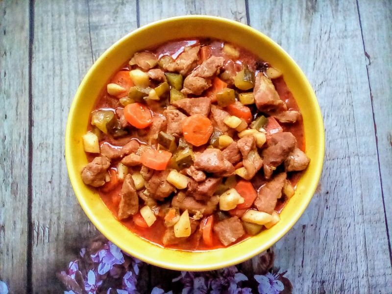 Gulasz z karkówki z jabłkiem i kiszonym ogórkiem 