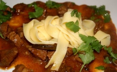 Gulasz  z karkówki z makaronem Papardelle 