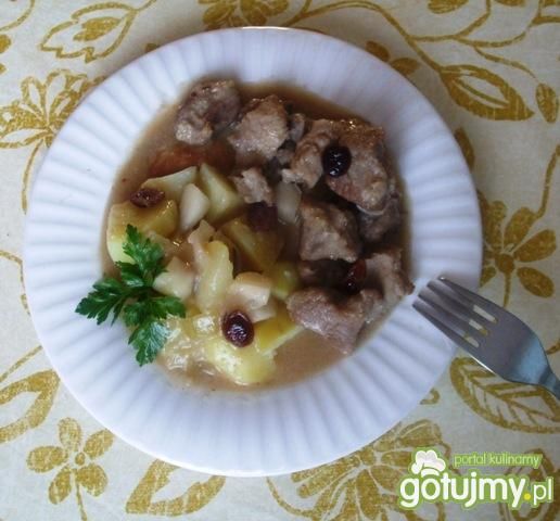 Gulasz z karkówki z żurawiną i jabłkiem