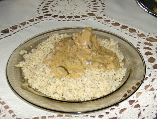 Gulasz z karówki i kiszonych ogórków.