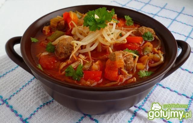 Gulasz z kiełkami i mięsnymi kulkami