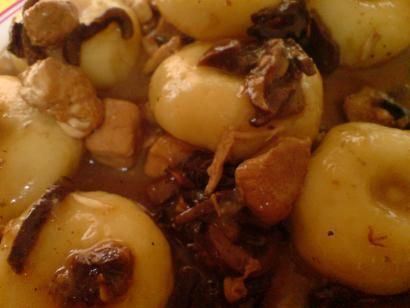 Gulasz z kurczaka i grzybów suszonych.