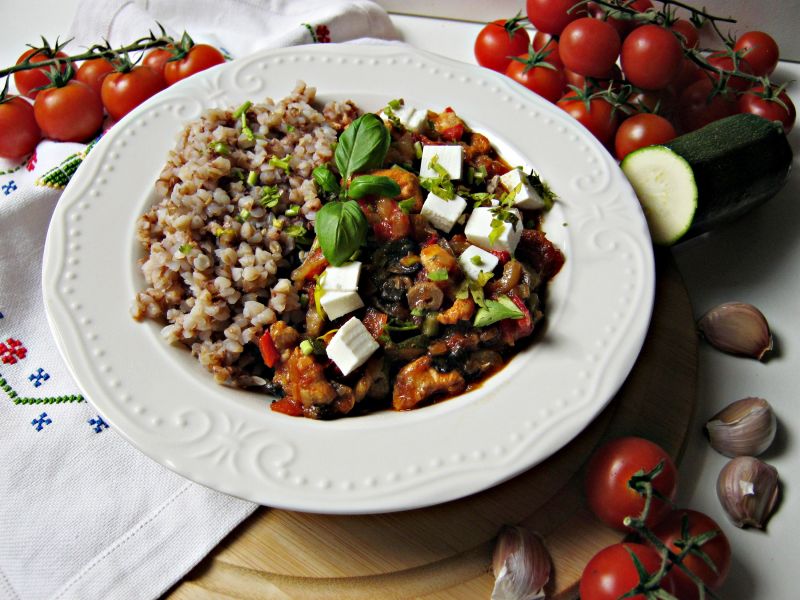 Gulasz z kurczakiem, pomidorami i cukinią Gulasz z kurczakiem, pomidorami i cukinią