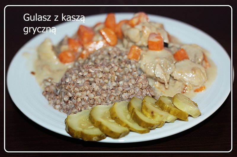 Gulasz z łopatki wieprzowej z kaszą gryczaną Gulasz z łopatki wieprzowej z kaszą gryczaną