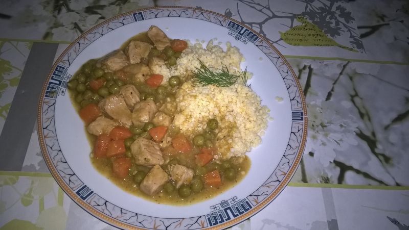 Gulasz z marchewką, groszkiem i kaszą jaglaną Gulasz z marchewką, groszkiem i kaszą jaglaną