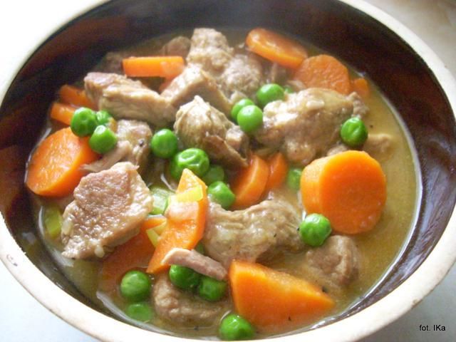 Gulasz z marchewką i groszkiem 