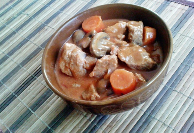 Gulasz z marchewką i pieczarkami Gulasz z marchewką i pieczarkami