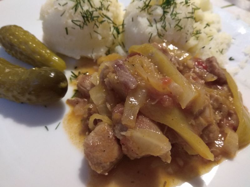 Gulasz z mięsem i kapustą Gulasz z mięsem i kapustą
