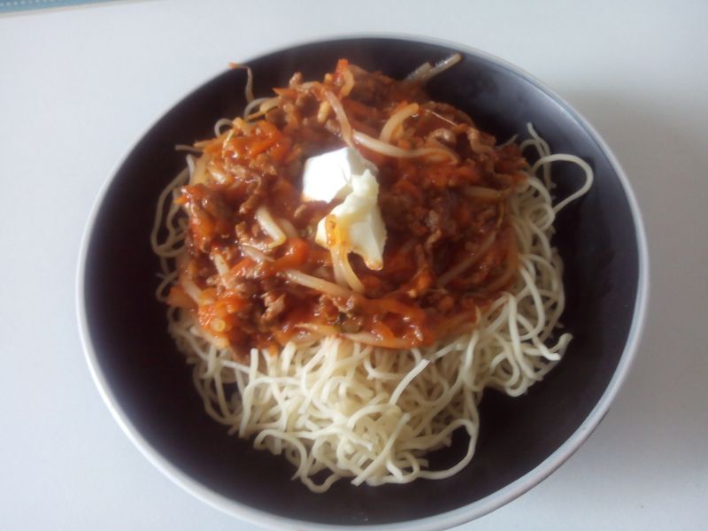 Gulasz z Mięsem Mielonym i Kiełkami Fasoli