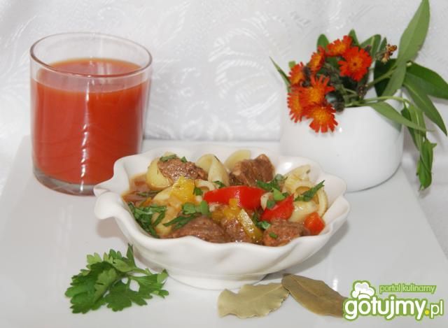 Gulasz  z papryką i ,, muszelkami ,, :