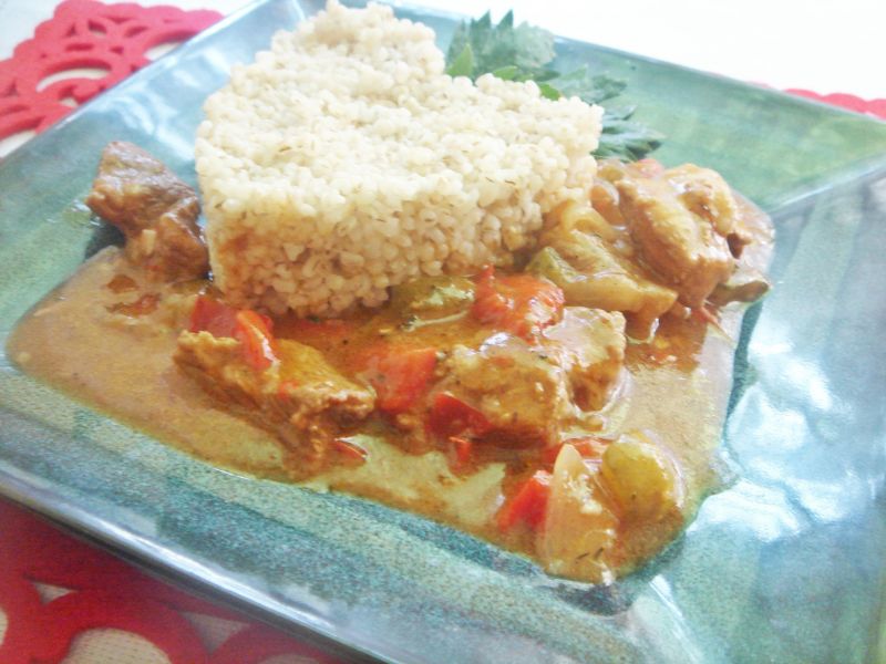 Gulasz z papryką i ogórkami konserwowymi Gulasz z papryką i ogórkami konserwowymi