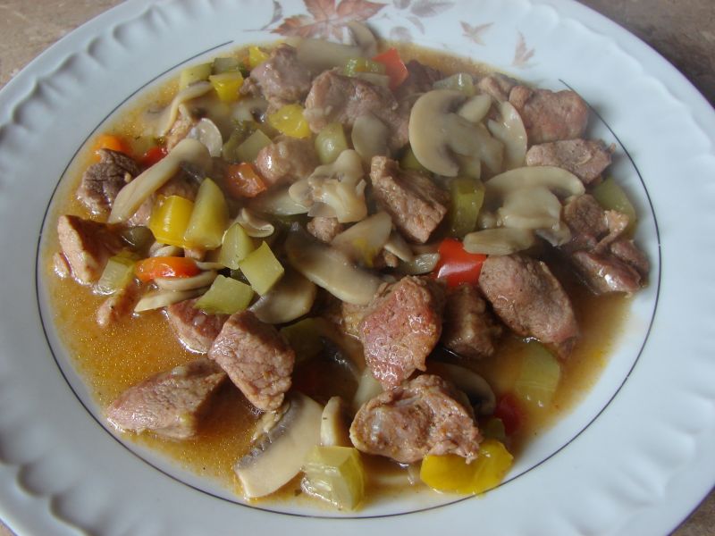 Gulasz z papryką i pieczarkami