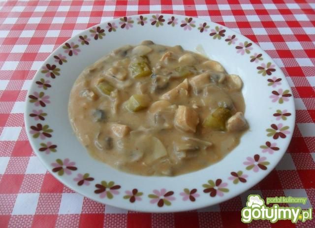 Gulasz z pieczarkami i ogórkiem  Gulasz z pieczarkami i ogórkiem