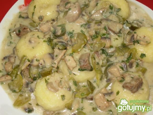 Gulasz z pieczarkami i ogórkiem kiszonym Gulasz z pieczarkami i ogórkiem kiszonym