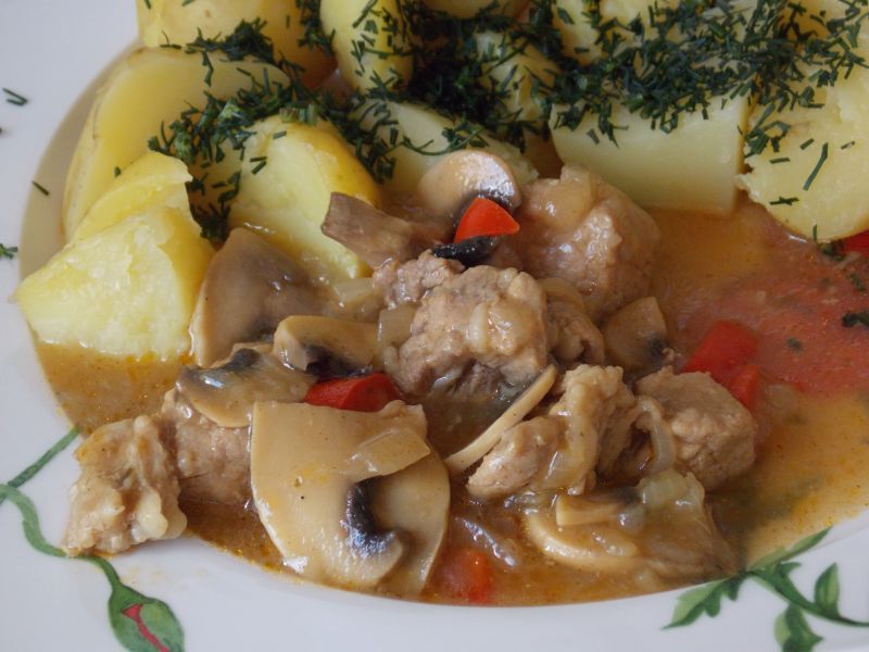 Gulasz z pieczarkami i papryką Gulasz z pieczarkami i papryką