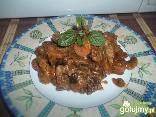 Gulasz z pieczarkami i parówką