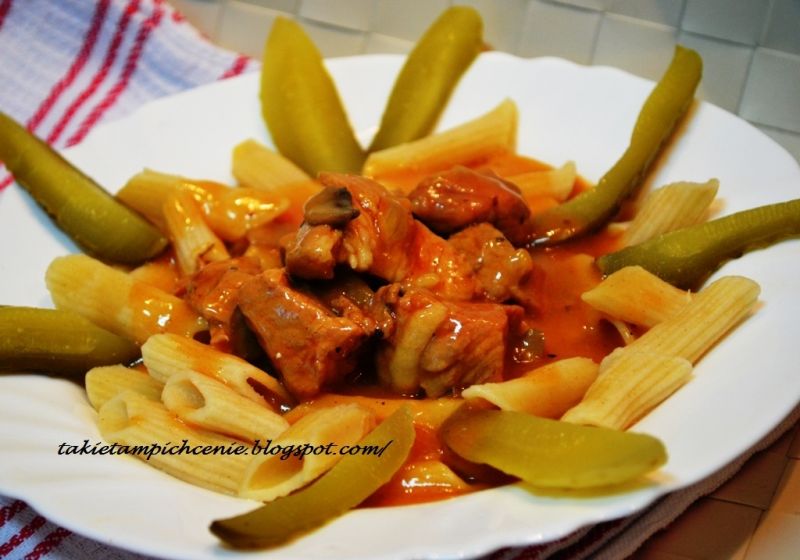 Gulasz z pieczarkami na razowych rurkach